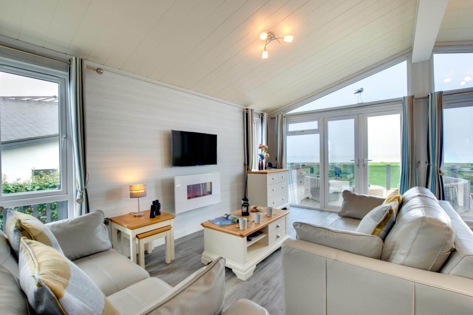 Bay View Lodge   Living